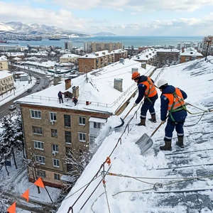 Очистка кровли от снега в Новороссийске | Сброс снега с крыш