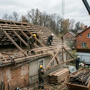 Демонтаж обрешётки и стропильной системы в Новороссийске | Снос деревянной крыши